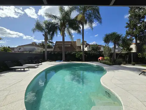 VENTA CASA  7 AMBIENTES  PILETA CLIMATIZADA QUINCHO COCHERA  CASTELAR NORTE PERMUTA