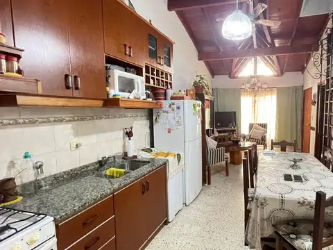 Casa 4 ambientes con 2 baños