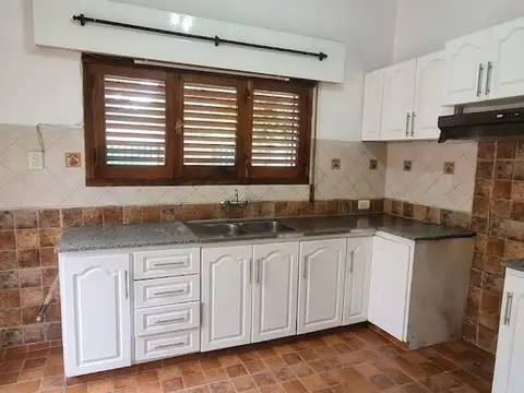 Casa 6 ambientes con 2 baños
