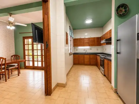 Casa 7 ambientes con 2 baños