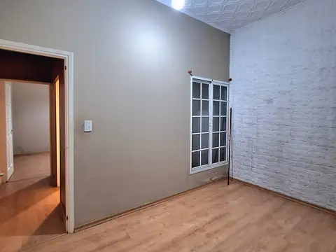 Casa en alquiler en Zarate. Solo destino COMERCIAL, consultorio, oficina, etc.