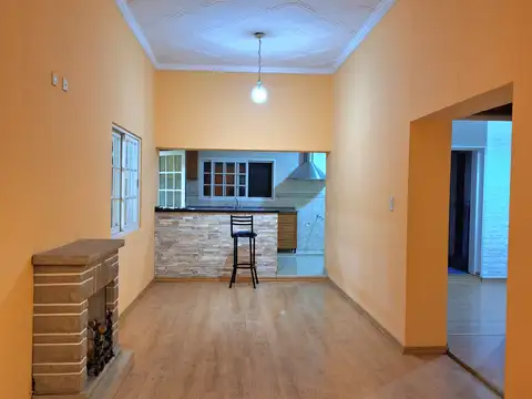Casa en alquiler en Zarate. Solo destino COMERCIAL, consultorio, oficina, etc.