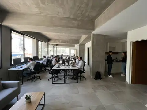 Oficina a estrenar en venta. Cocina y baños. 140m2 en una planta.