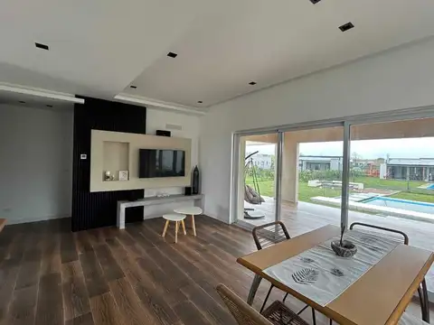 Casa 4 ambientes con 2 baños