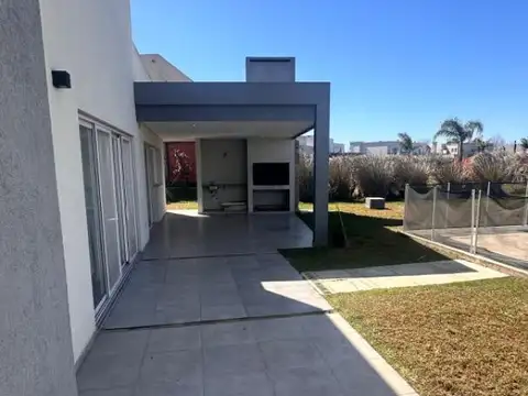 Casa en Venta con 4 cocheras