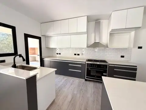 Casa 8 ambientes con 5 baños