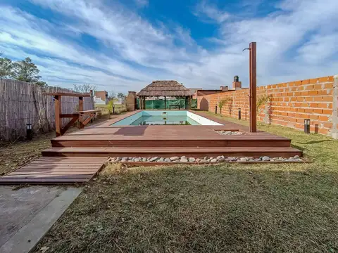 VENTA/PERMUTA - CASA 3 DORMITORIOS CON PILETA Y COCHERA - Luis Palacios, San Lorenzo.