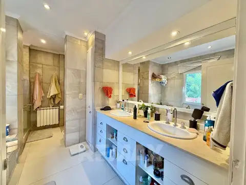 Casa 6 ambientes con 3 baños