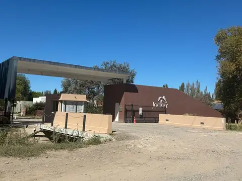 VENTA DE TERRENO EN BARRIO PRIVADO  "JOCKEY"