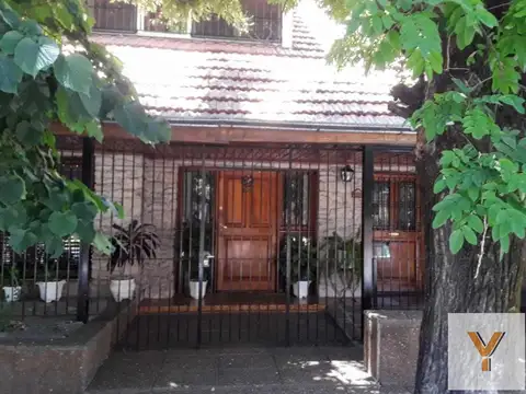 Casa en venta - 3 dormitorios 3 baños - 256mts2 - Quilmes
