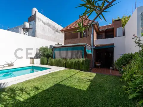 Casa en venta 4 dormitorios con parque y pileta, La Plata