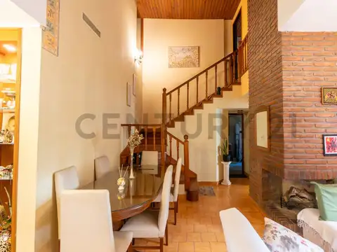 Casa en Venta con 2 cocheras