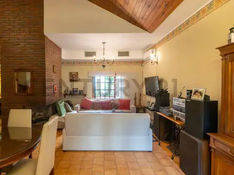Casa 6 ambientes con 2 baños