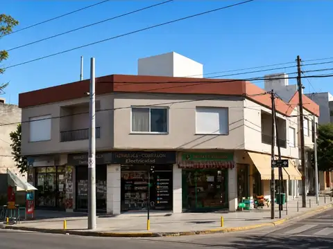 Martin Coronado: Excelente Departamento de 2 Amientes en 1er Piso Al Frente, con Balcon. Zona Las To
