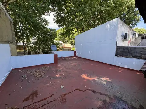 Casa a refaccionar con patio y terraza. Lote propio
