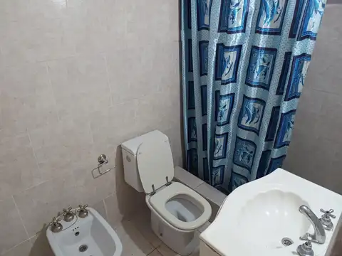 Casa a refaccionar con patio y terraza. Lote propio