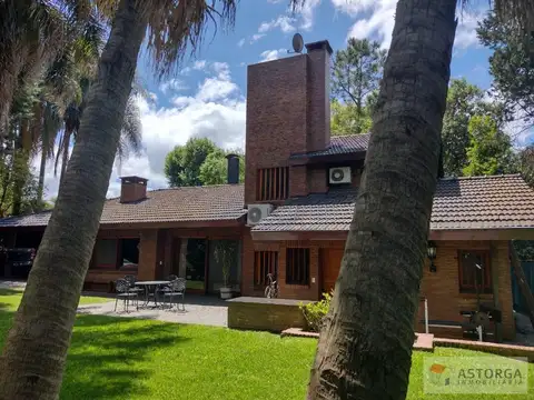 Muy buena casa ubicada en lote central en cul de sac con muy lindo entorno en San Carlos C.C.