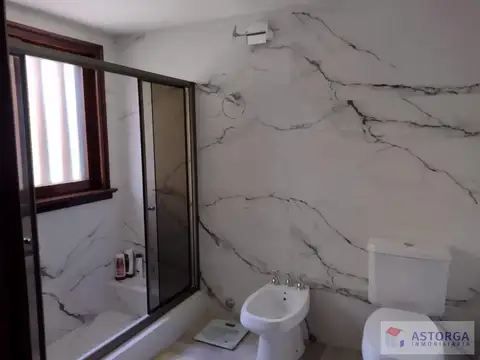 Muy buena casa ubicada en lote central en cul de sac con muy lindo entorno en San Carlos C.C.