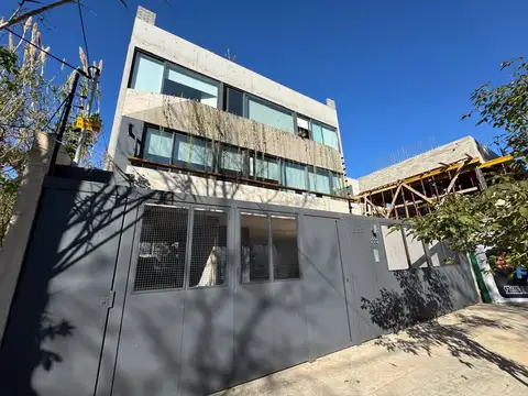 Venta casa tipo  triplex,  4 ambientes, jardín, terraza.  Vistas francas al  Río de la Plata