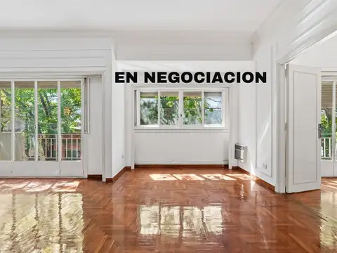 Casa de 8 ambientes en tres plantas con terraza y patio. Parque Avellaneda