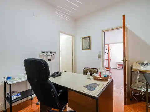 Casa de 8 ambientes en tres plantas con terraza y patio. Parque Avellaneda