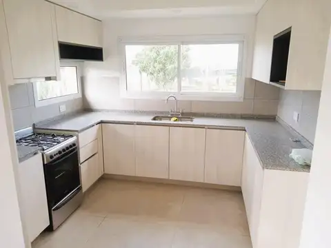 Casa en Alquiler con 1 cochera
