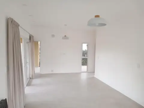 Casa 7 ambientes con 2 baños