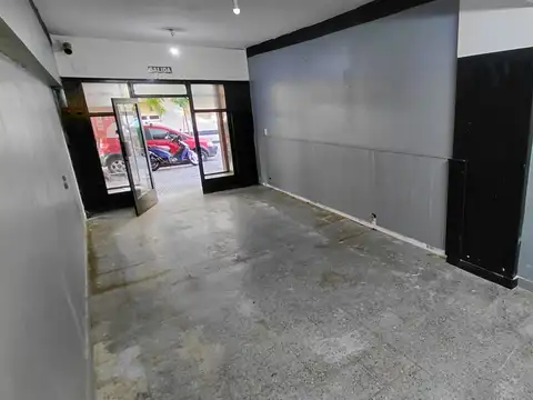 Local sobre Baez en Las Cañitas. 3mts de frente x 10mts de fondo.