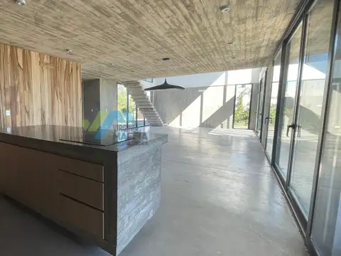 Casa 4 ambientes con 3 baños