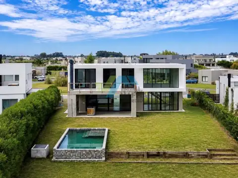 Casa en Venta con 2 cocheras