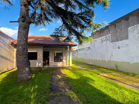 VENTA CASA 3 AMBIENTES  CON PARQUE