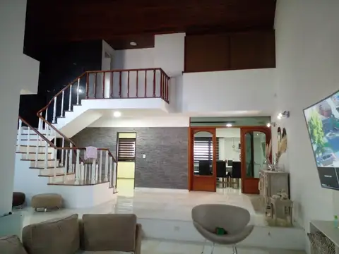 Importante chalet en Merlo, totalmente refacccionado a nuevo. Cinco amb. dos dormit. cuatro baños.