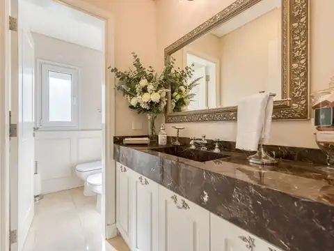 Casa en Venta con 4 cocheras