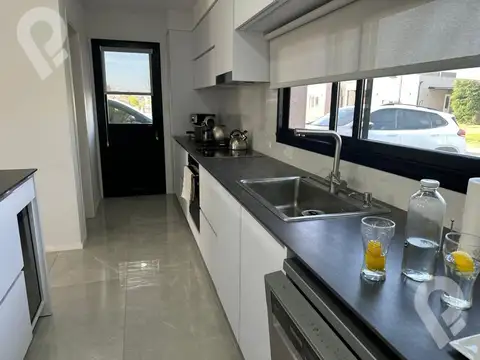 Casa 4 ambientes con 3 baños