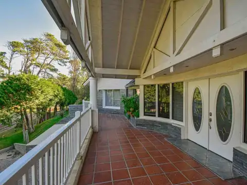 Casa en Venta con 4 cocheras