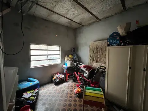 Venta casa con galpón al frente