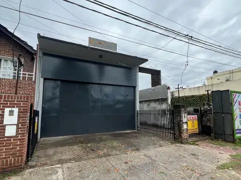 Venta casa con galpón al frente