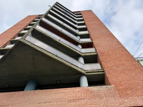 plaza italia e/ 44  y diag 74 , Piso 3