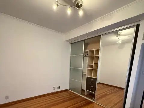 EXCELENTE PH 3 AMBIENTES + ESCRITORIO CON PATIO Y COCHERA.