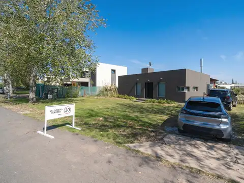 VENTA | PERMUTA - Casa 3 Dormitorios, quincho y piscina - Puerto Roldán.