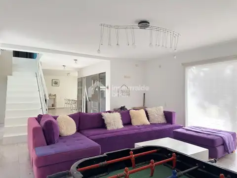 Casa en Alquiler con 1 cochera