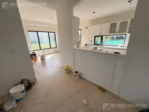 Casa 4 ambientes con 2 baños