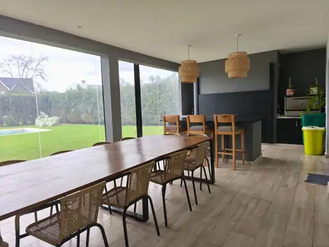 Casa 6 ambientes con 4 baños