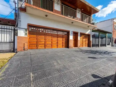Casa en Venta con 2 cocheras