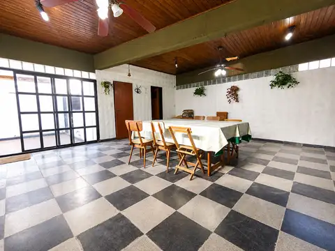 Casa 6 ambientes con 2 baños