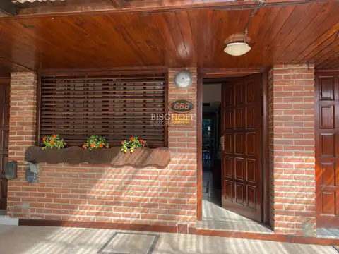 EXCELENTE TRIPLEX, TODOS LOS SERVICIOS, A METROS DE LA AV 3