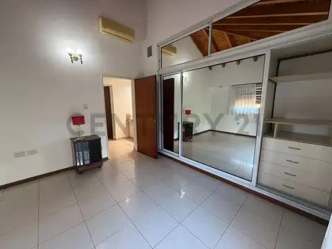 Casa en venta, sobre lote de 900 mts2, 2 ambientes, quincho, en Sicardi. Posible apta banco. Permuta