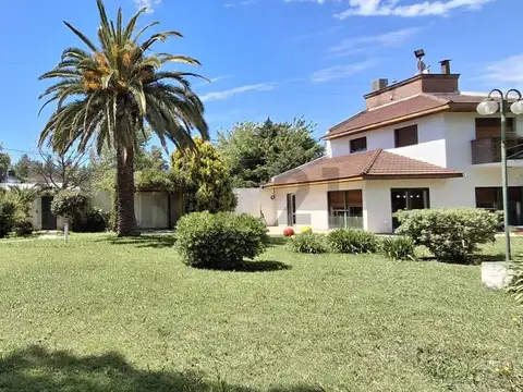 Casa en venta, sobre lote de 900 mts2, 2 ambientes, quincho, en Sicardi. Posible apta banco. Permuta