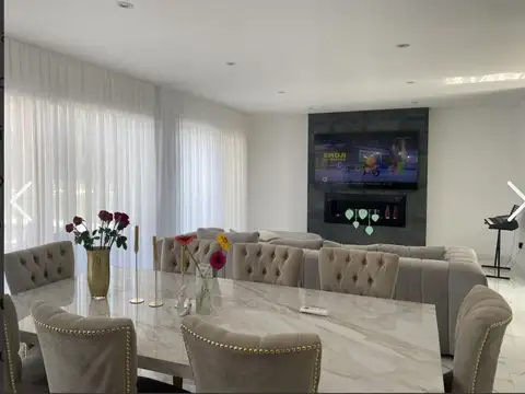 Casa en Alquiler con 2 cocheras