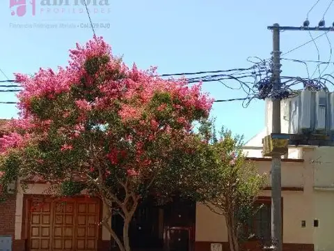 Casa de 4 Ambientes en Venta, excelente ubicacion de Quilmes Este .. 